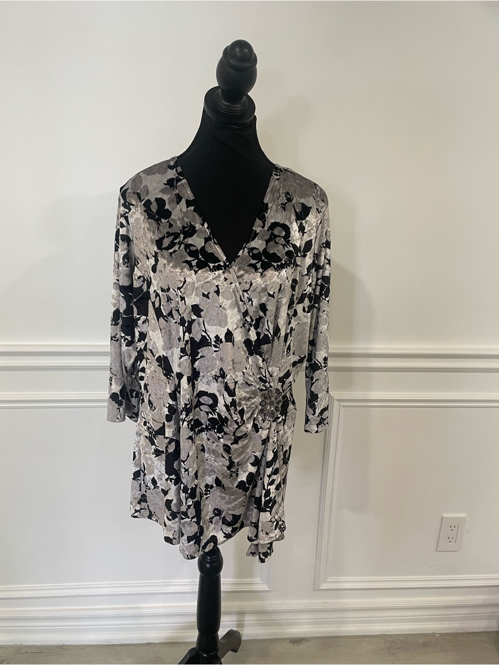 Nine West Black and Gray Floral Crossover Ruched Tunic